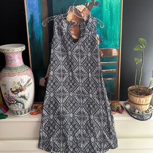 Denver Hayes Boue and White Geometric Backless Dress Small